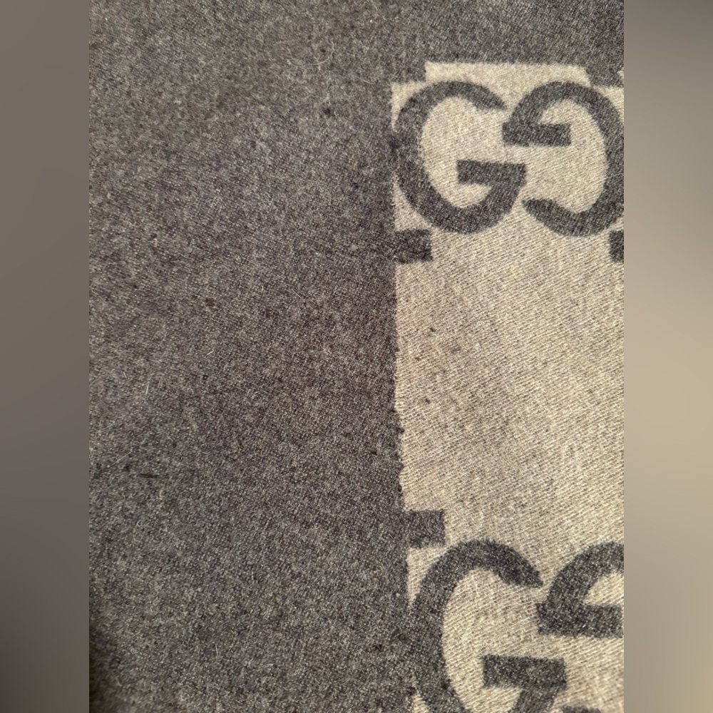 GUCCI Two Tone Wool Throw Blanket - Picture 12 of 12
